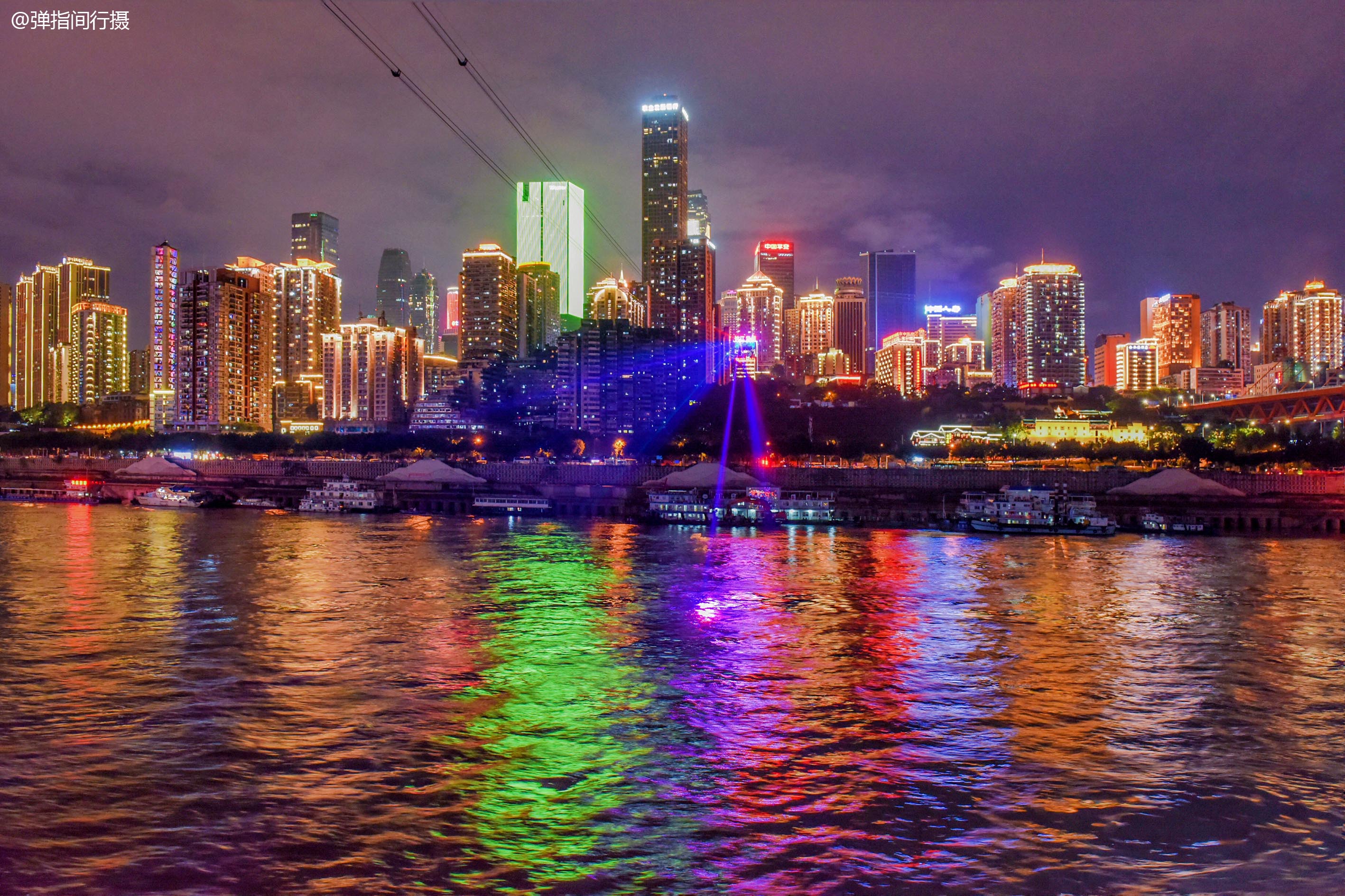 重庆,因绝美夜景爆红网络,是中国西部城市的"颜值代表"