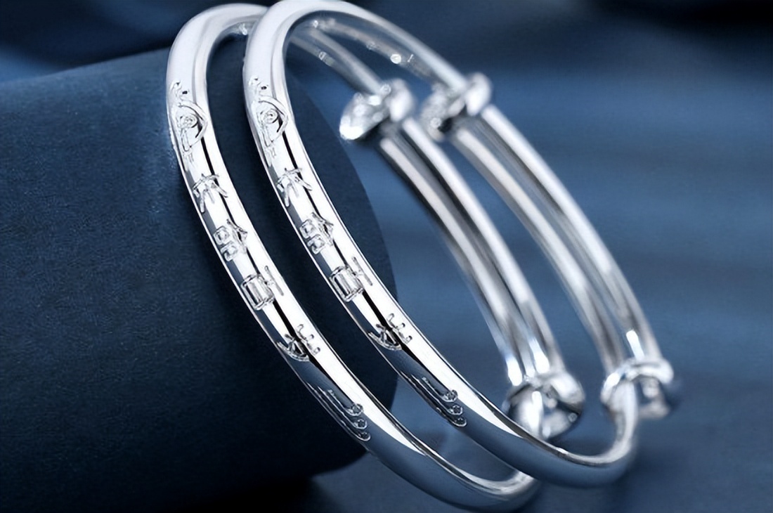 周口一男子卖假银手镯骗老年人钱,称三步退后就把钱还给老人