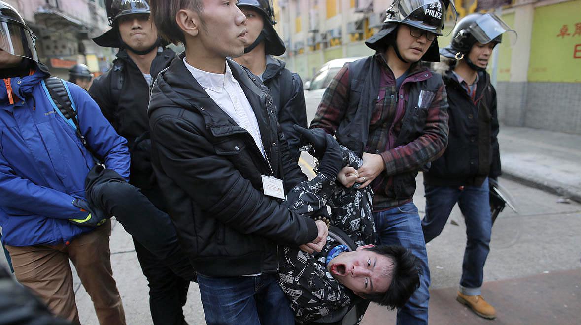 港府火速出击,47名乱港分子束手就擒,解气