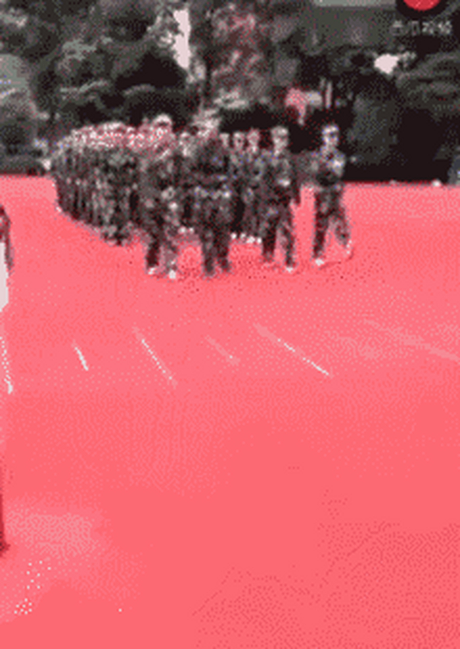 盘点那些年军训遇到的顺拐搞笑瞬间: 1,四个人各有特色,这正步走的真