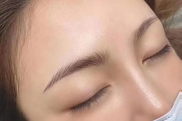 拿大蒜在眉毛上擦两下,会有怎样的效果呢?看完后不妨尝试一下