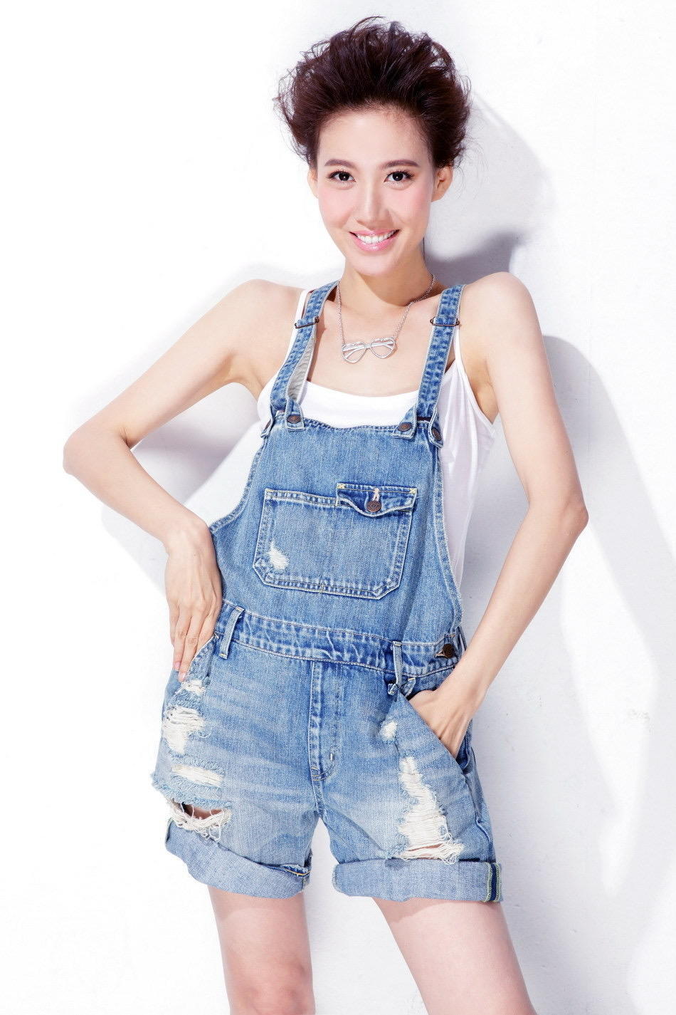 高露越来越洋气了!黄色短袖配黑色短裤清爽简约,绿色短袜太抢镜