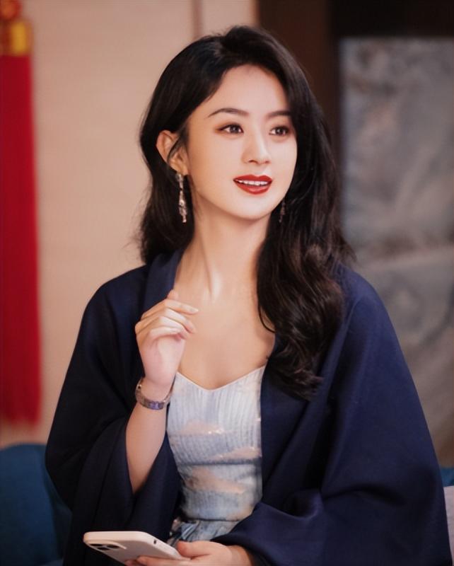 离婚后的赵丽颖,独居上海一个人散步吃烤串,和陈晓内核一致