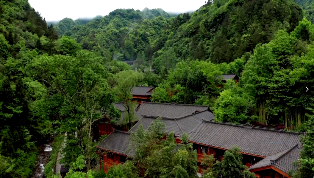 通过游览中益乡,黄水镇脱贫攻坚项目,夜宿乡村特色民宿,全方位感受