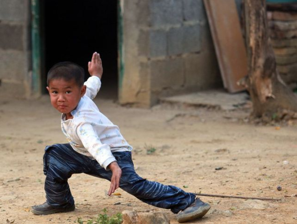 艾滋孤儿阿龙父母染病去世被村民排挤孤立连亲奶奶都不要他