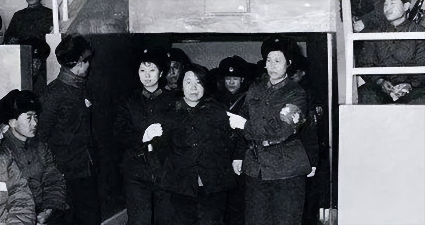 70年代女官王守信7年贪污50万元,进行审判拒不认错,撒泼打滚
