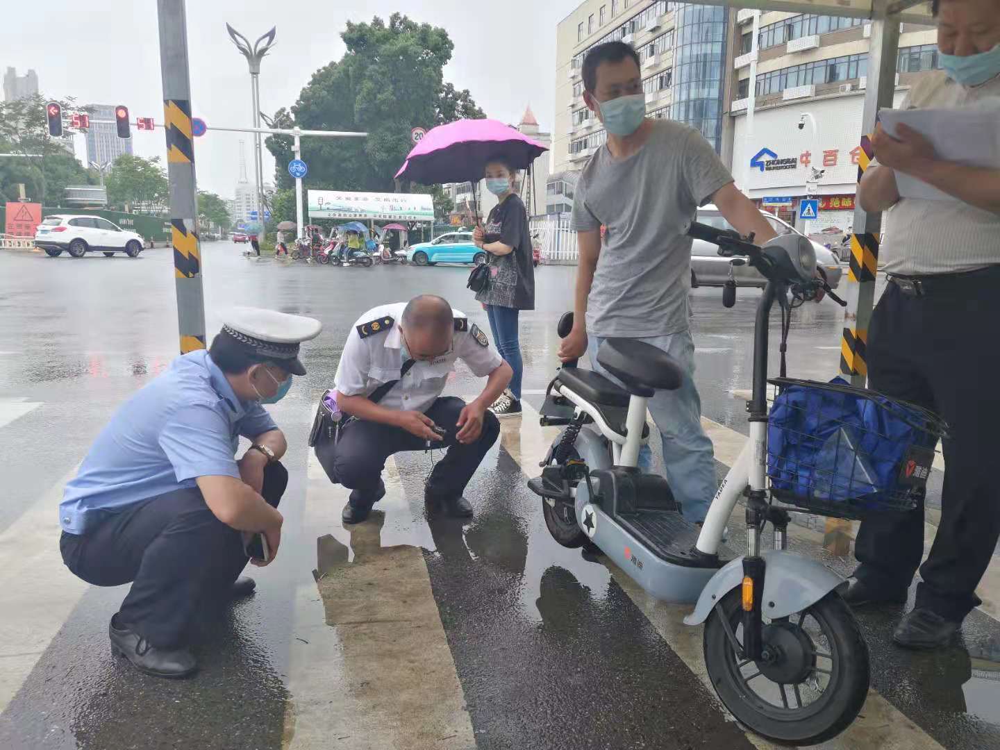 交警查摩托车图片图片