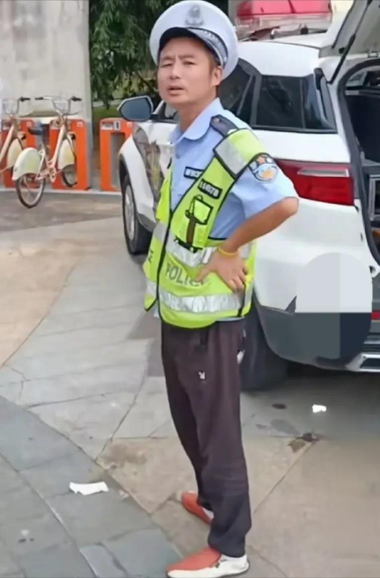 "警帽"歪戴,脚踩凉鞋,双手叉腰,这人真是警察吗?警容何在?