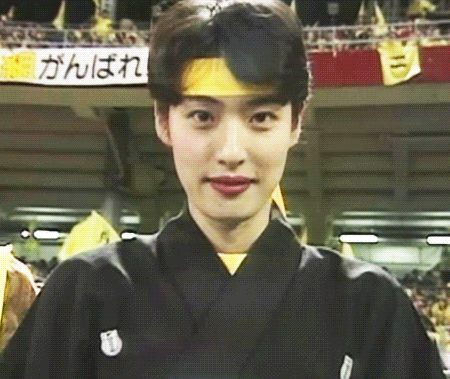 不得不说天海佑希的五官和轮廓,第一眼给人的印象就是:大气!