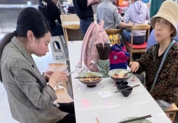 母女就餐1小时未动筷老板报警 baijiahao.baidu.com