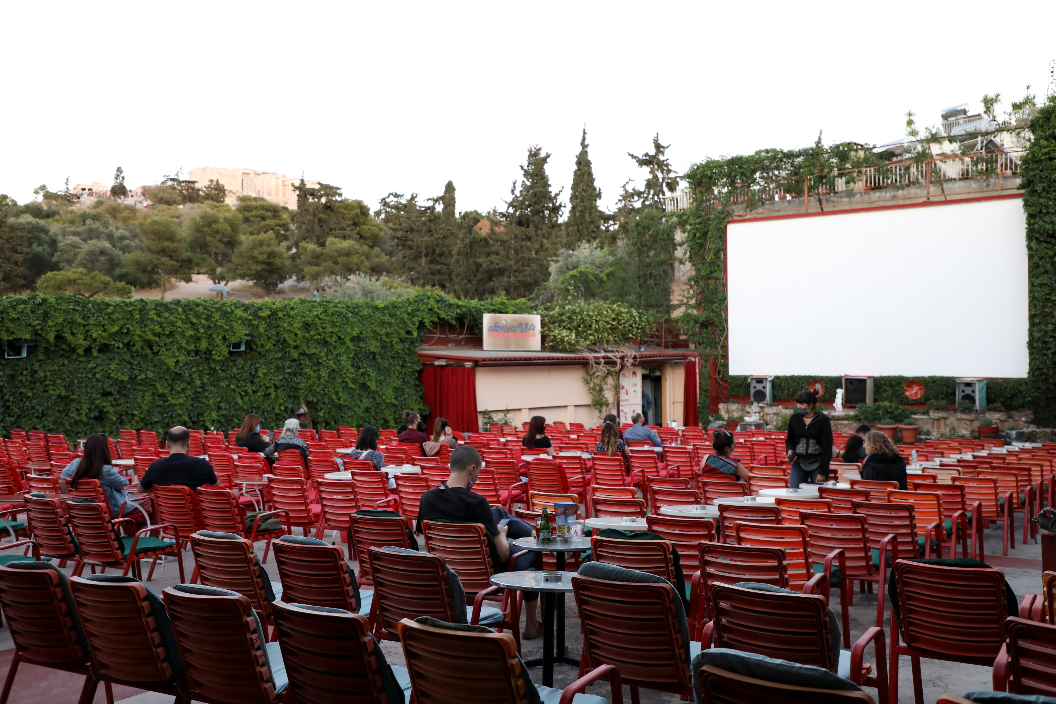 希腊:重新开放的露天电影院
