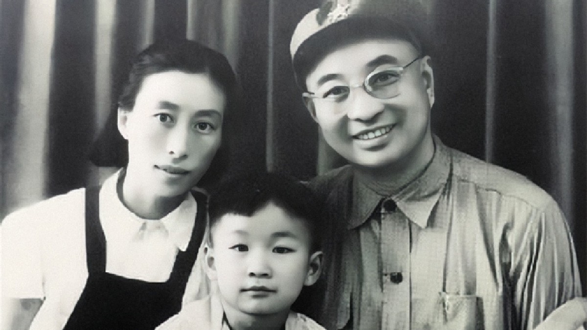 1992年,陈赓妻子傅涯赴台,十几辆车接她,傅涯:不知该上哪辆车