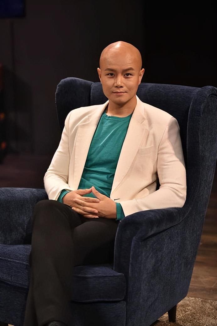 48岁主持人乐嘉现状:移居美国,喝天价矿泉水,过着豪华生活!