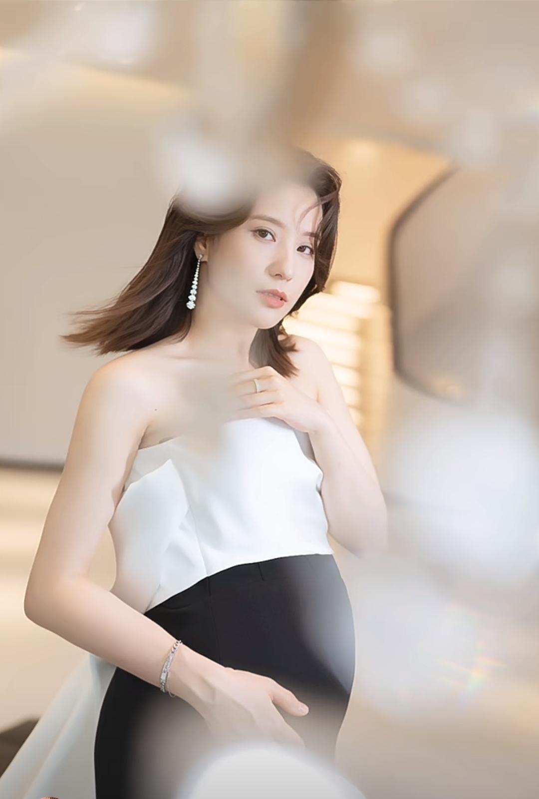 鲍天琦二次怀孕的照片好漂亮!黑白相间的连衣裙,高贵典雅