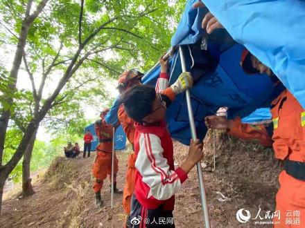 雲南6年級小學生幫消防員搭帳篷