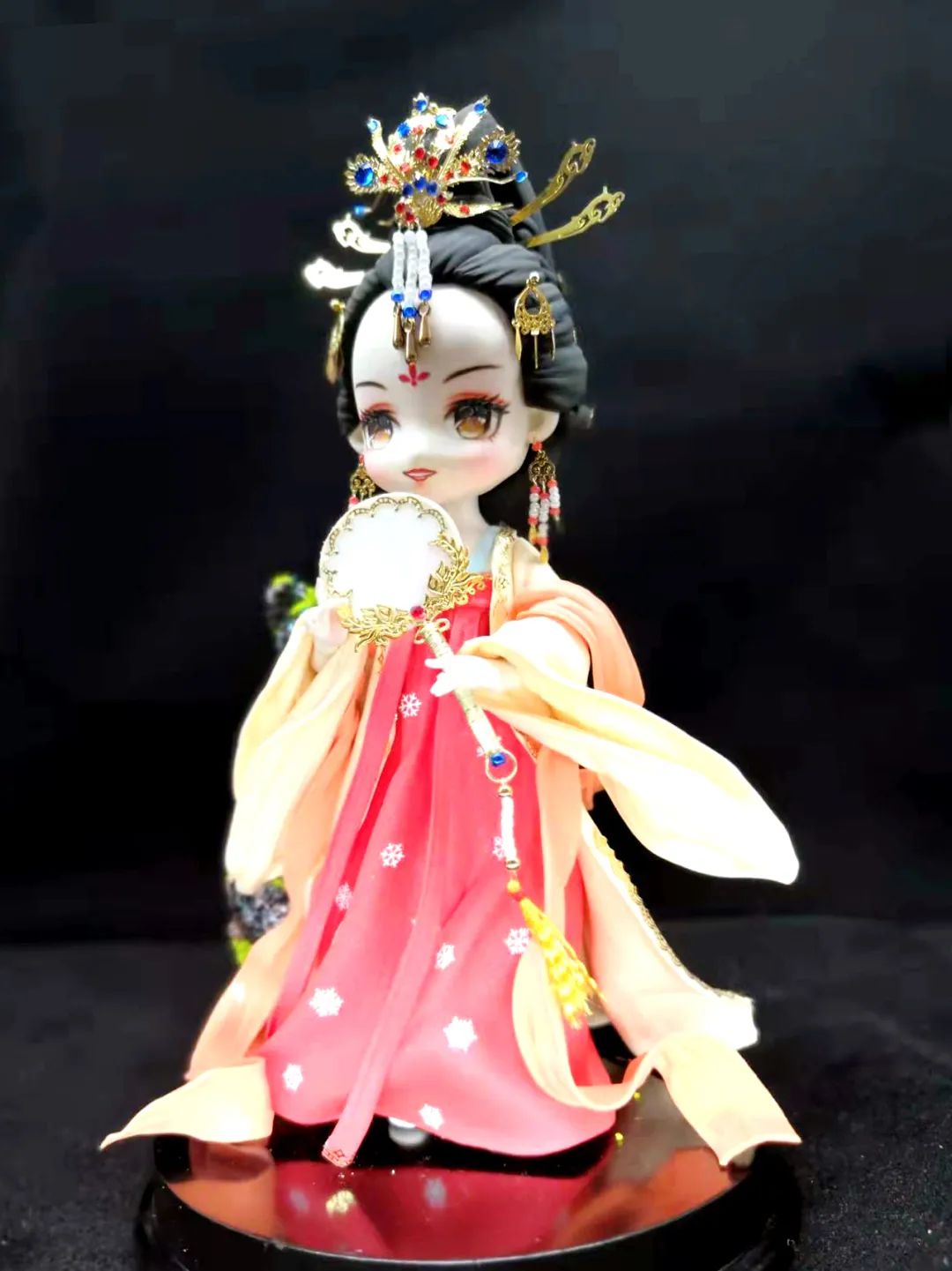 甘肃乡村教师郑冠军用粘土打造二次元手办