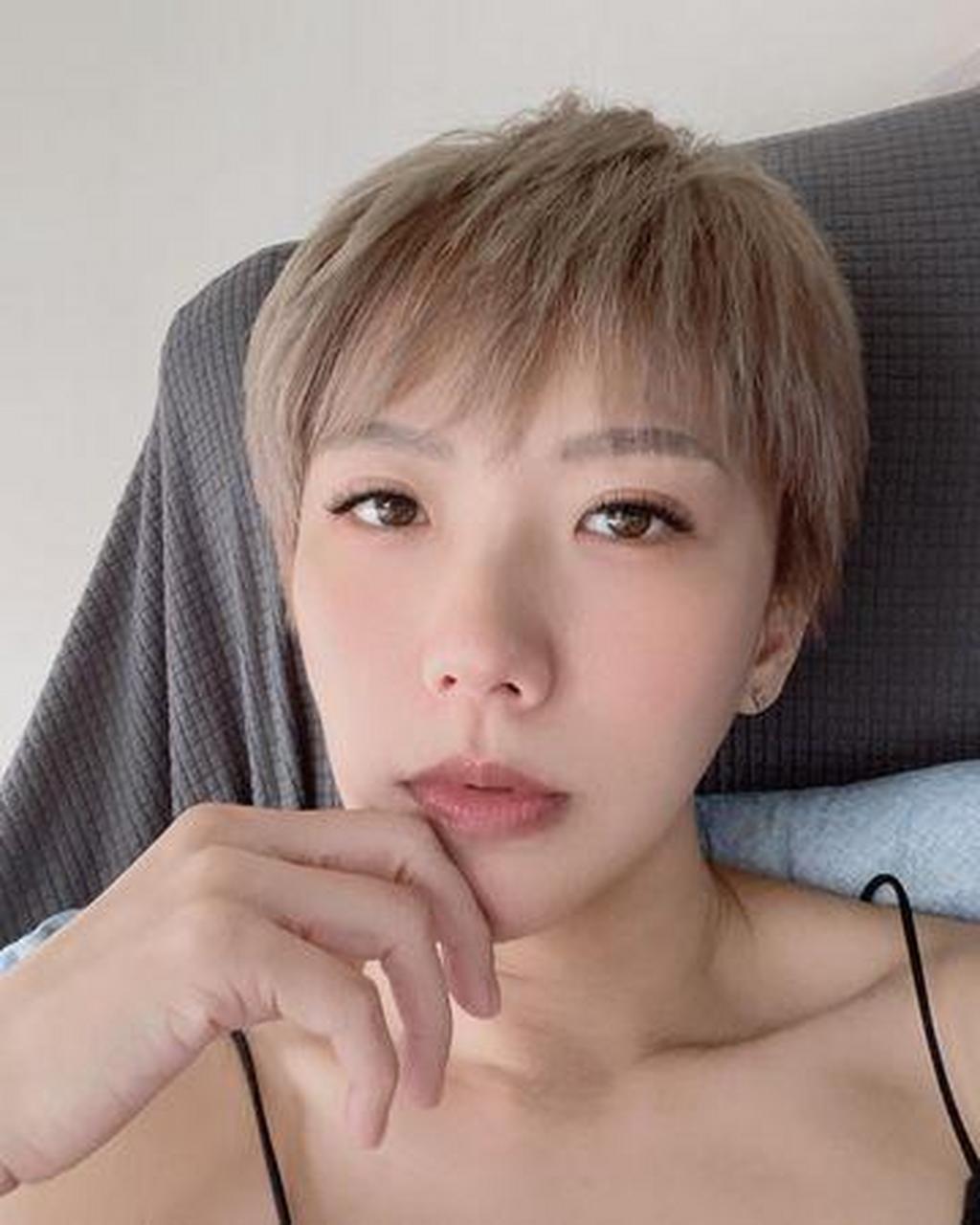 大牙(周宜霈)27日突然发文点名曾被「当时的老板陈先生」性骚扰,不但