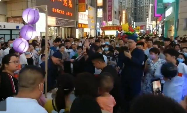 推荐郑州“孟婆”火爆全网，游客排长龙喝孟婆汤，网友：就是苦丁茶