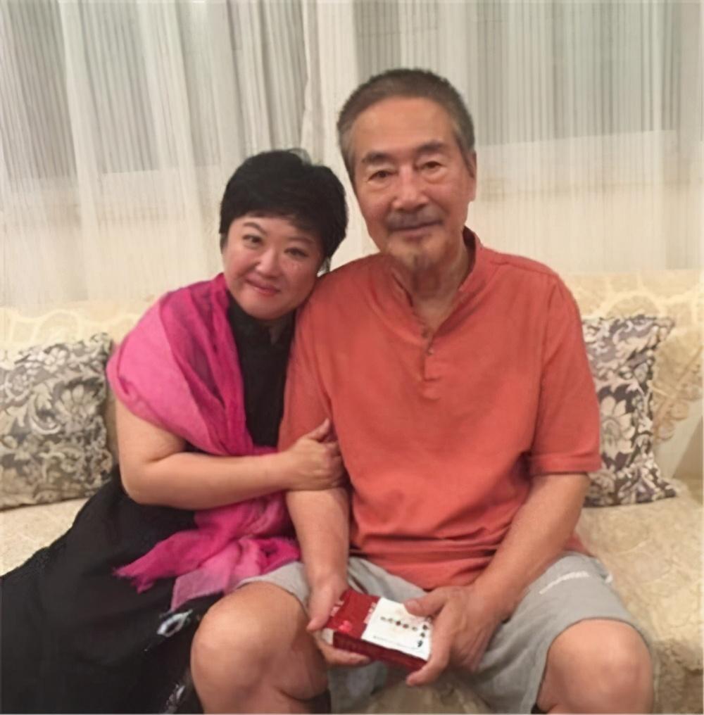 他是国家一级演员,与妻子恩爱58年无绯闻,儿子是国人的骄傲