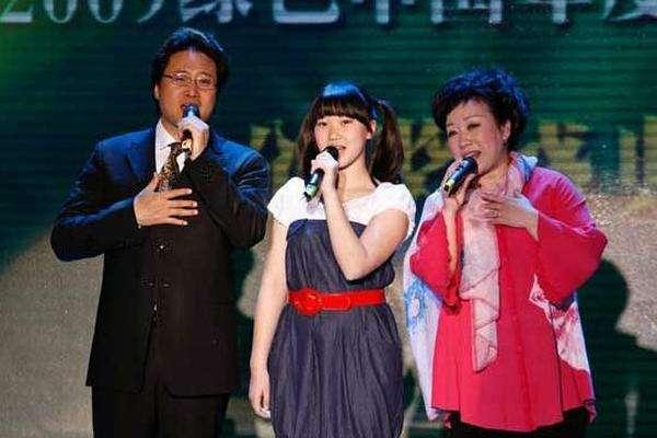 歌唱家戴玉强,落魄时每天只吃半张饼,后娶小7岁刘燕改写人生