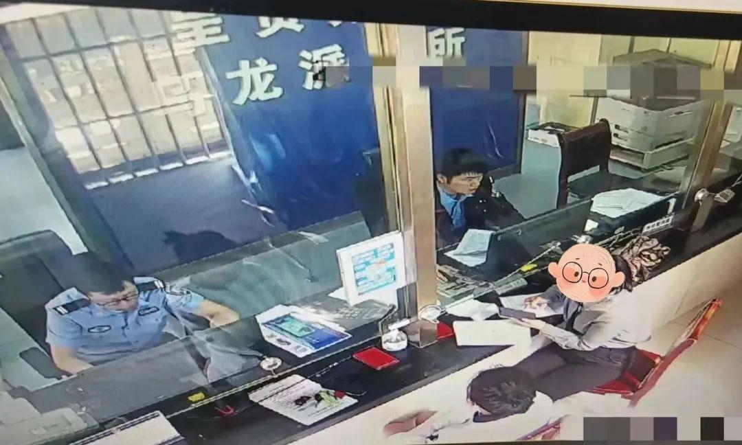 男子不信民警11次预警被骗70万_民警救下跳天桥男子_精神病男子持菜刀砍伤两民警