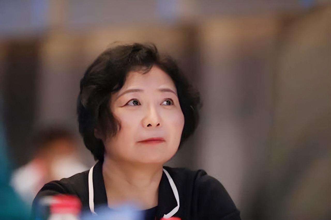 蔡奎:12年拿前妻280亿离婚费,花14亿购豪宅,娶空姐