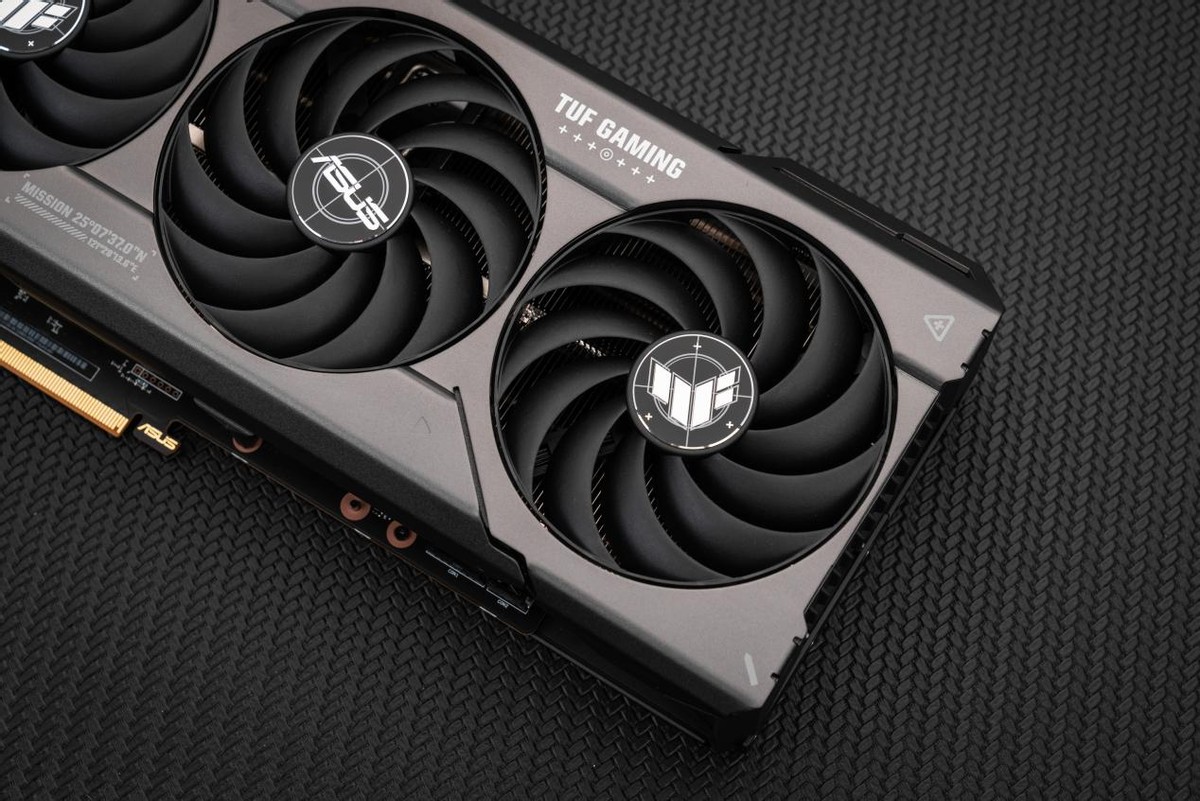 信仰级2k游戏利器!华硕tuf-rx7700xt-o12g-gaming显卡测评