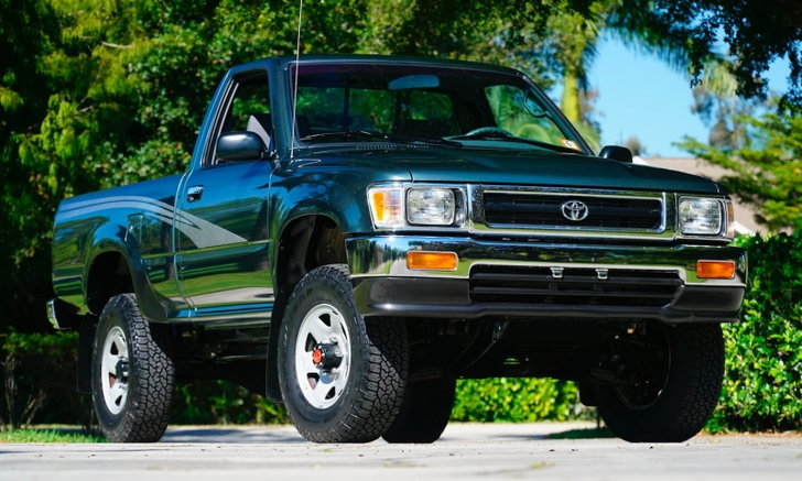 toyota hilux,1993年款仅跑151公里,预计最低拍卖价200万泰铢!