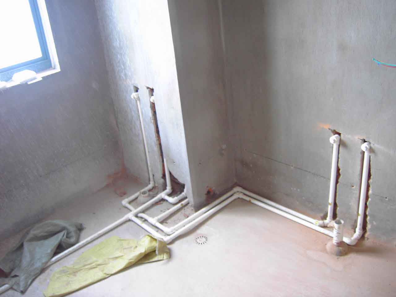 改造水路时,要注意管道的走向和铺贴,每一个细节都不能忽视