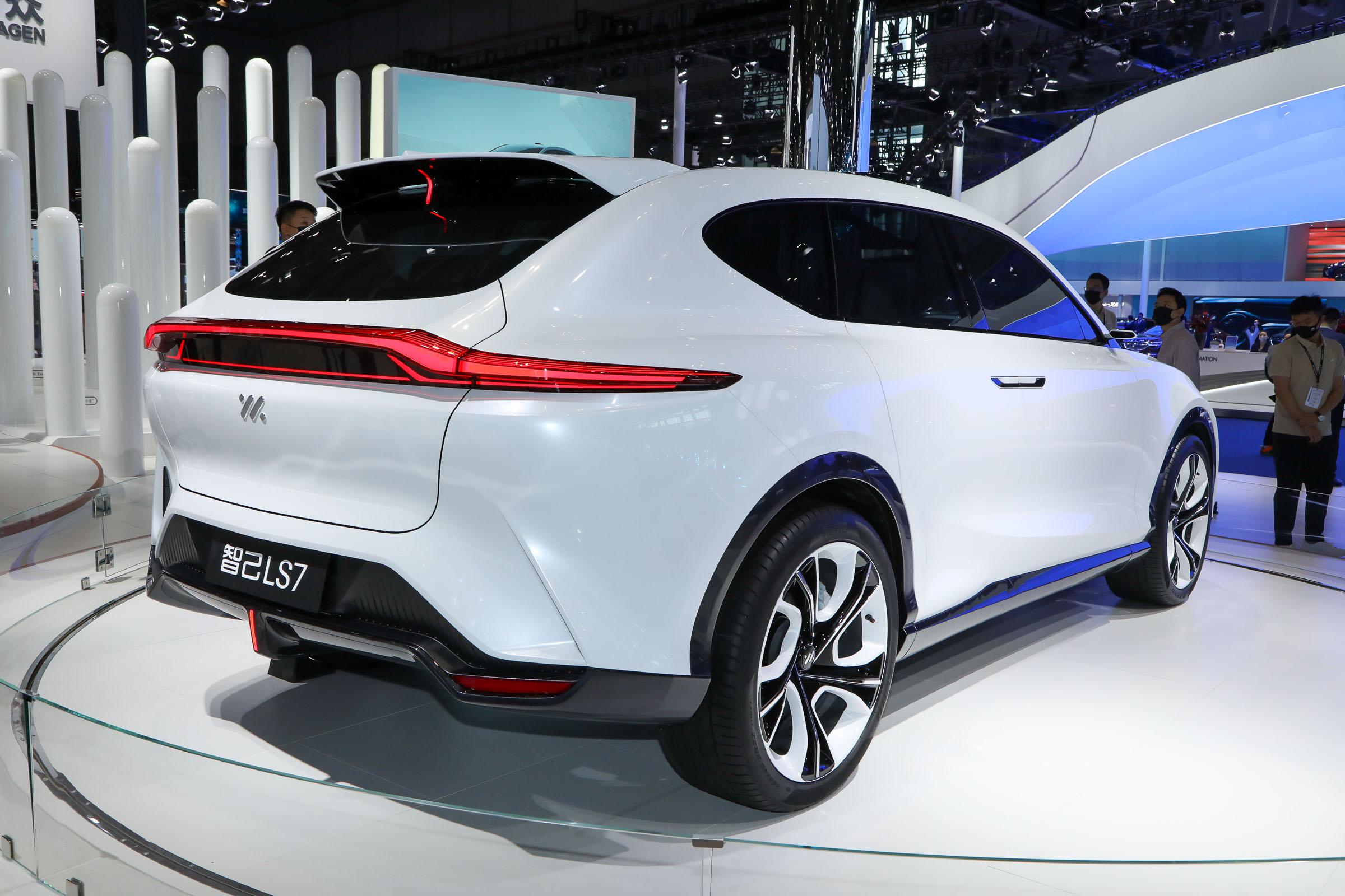 智己全新suv ls5路试谍照曝光,新车对标model y