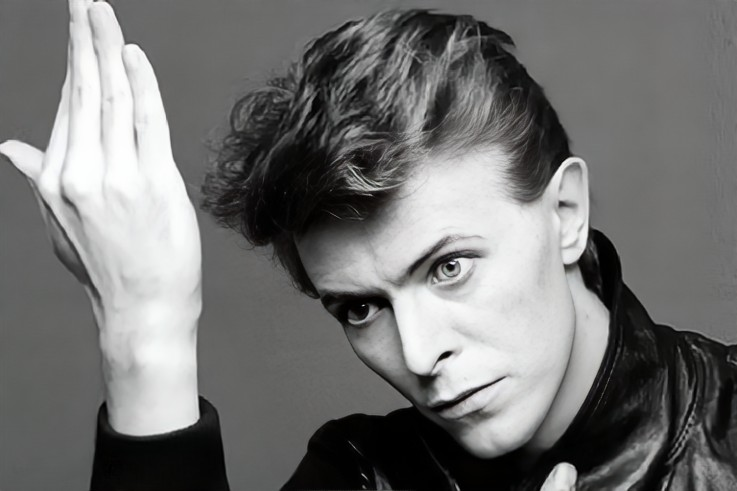 大卫鲍伊妖艳的摇滚巨星穿女装化浓妆和超模伊曼相爱24年