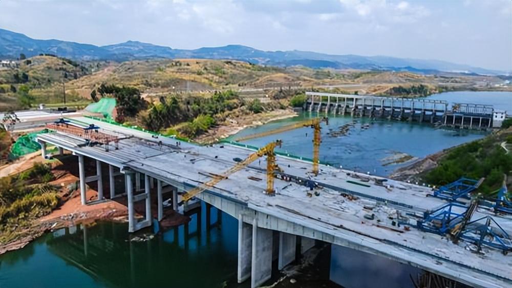 完成关键节点攻坚任务 成金简快速路沱江大桥昨日深夜合龙