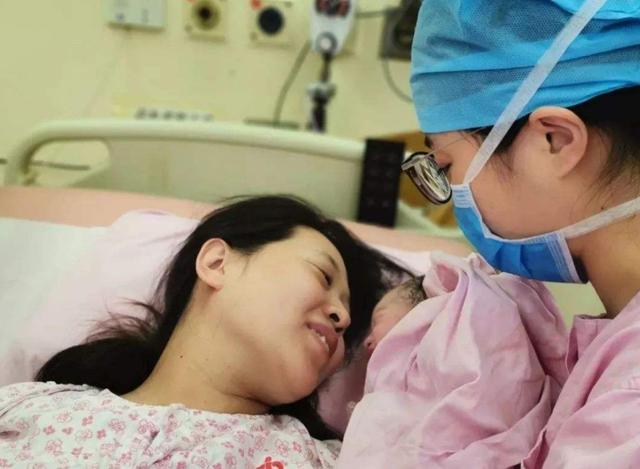 妈妈在产房内分娩,小女孩独自一人在外等候,一句问话令护士哽咽
