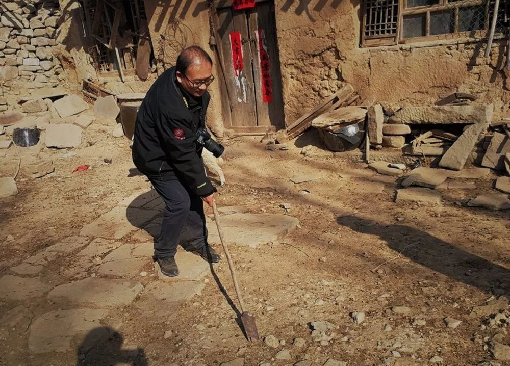 民国大西北农村,放羊倌手中拿着一把小铁铲,它其实有特殊的用途