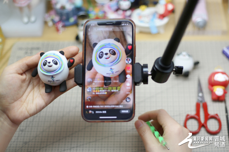 晋城90后"巧手姐姐"制作黏土版"冰墩墩"!