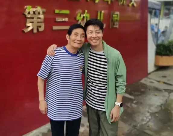 撒贝宁携父亲回老家,脸部浮肿似馒头,同路人亲切合影被赞接地气