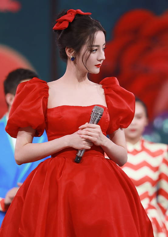 迪丽热巴春晚造型,全身红着装散发喜庆美,是明眸皓齿的公主殿下