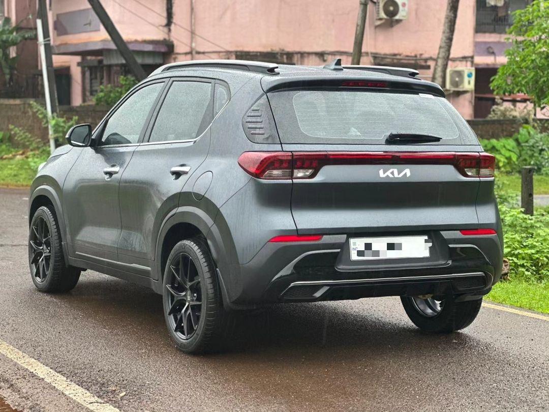 全新起亚sonet海外街拍 黑武士真帅 颜值高