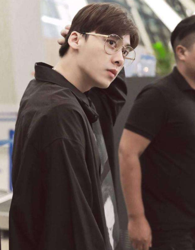 李易峰机场遇王小毅,顺口叫了一声"可达鸭",王小毅回复很搞笑