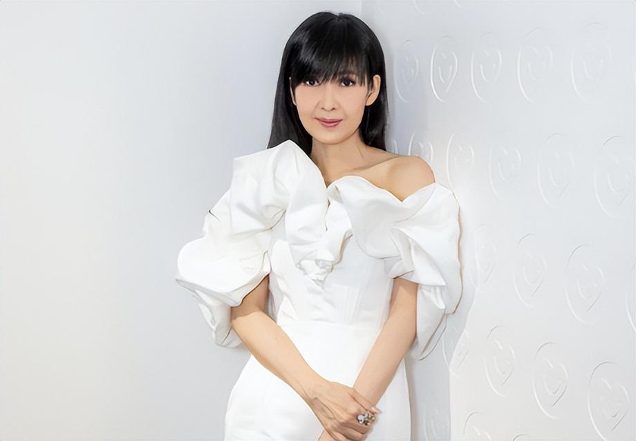 56岁周慧敏否认离婚与倪震相恋34年多次分手登记15年婚姻稳定