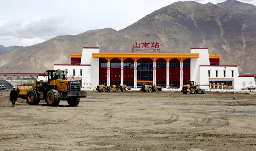 山南火车站长这样