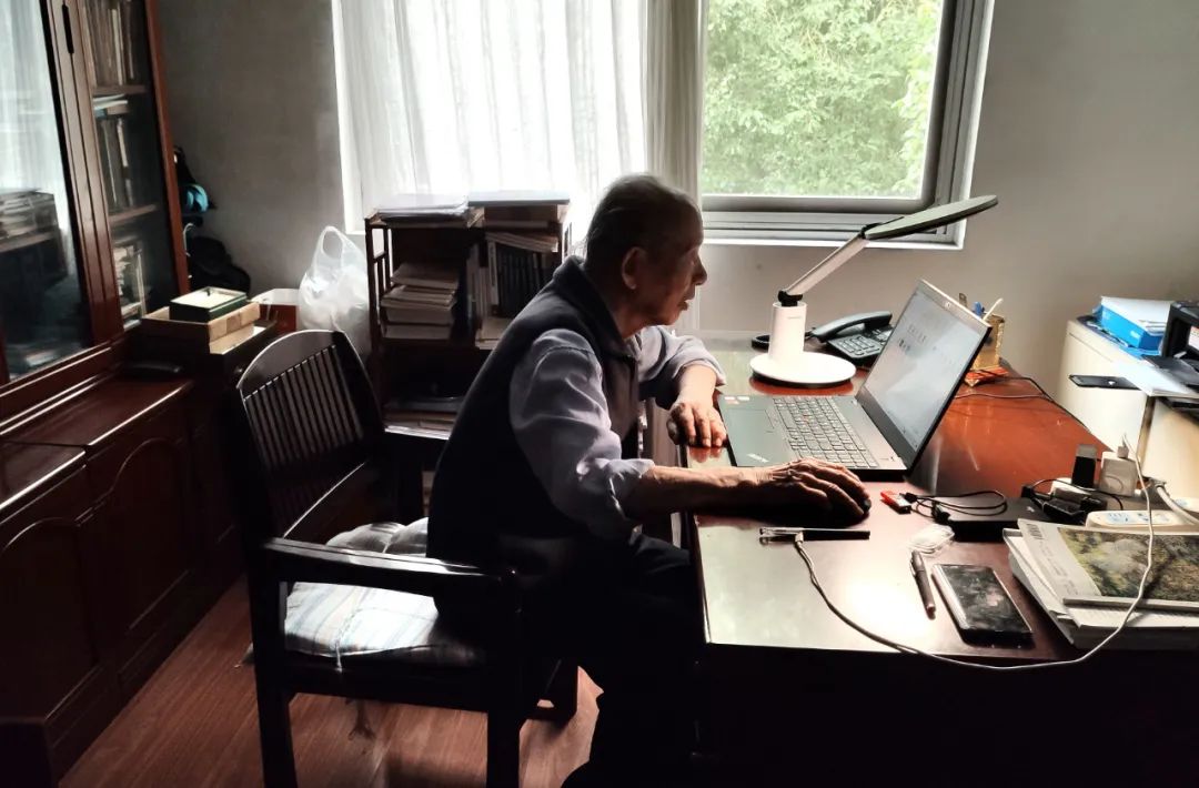 |华科九旬院士夫妇捐1000万助学，一件衬衣却穿30年