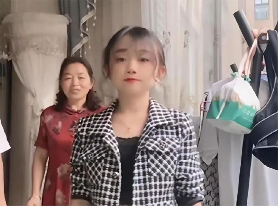 4年前成都"最美袖珍女孩"结婚,因"童颜"惹争议,如今成功创业