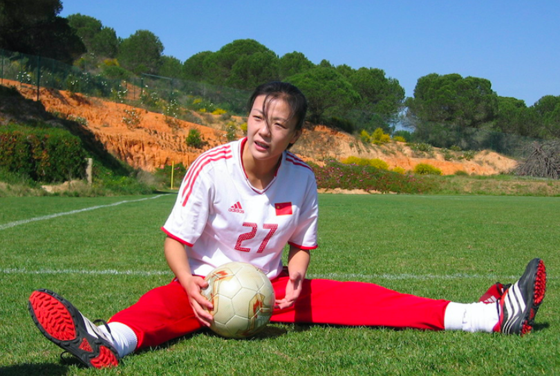 2018年,前女足国脚张欧影病逝美国:临终前丈夫为她换上7号球衣