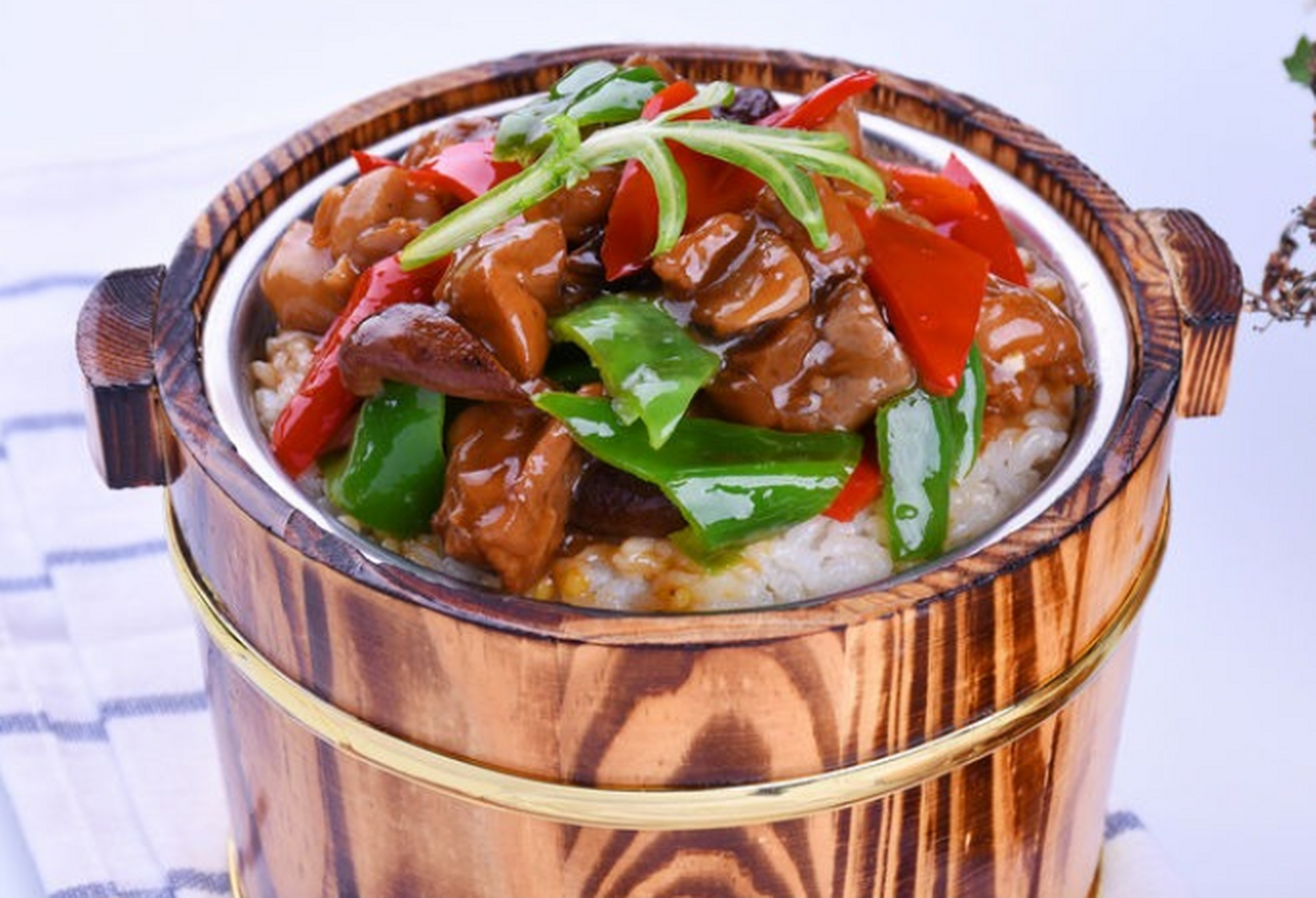 记得最开始的木桶饭就是用木桶蒸米饭,现在越来越离谱了,只起到一个