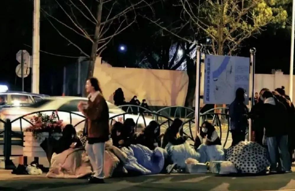 微博之夜露宿街头的粉丝,精神到底有没有问题