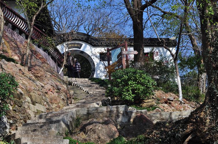 在这座古都的城北,有一处风景秀丽,山水相依的景点——燕子矶.