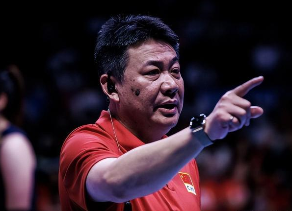 中国女排夺冠,杨昊贡献巨大,超越男教练的作用,蔡斌是否考虑