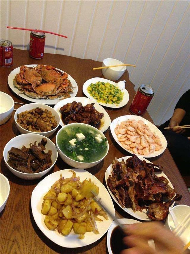 俺出差,媳妇怀孕俺接妈来照顾,回家饭菜满桌俺尝一口气的掀桌子