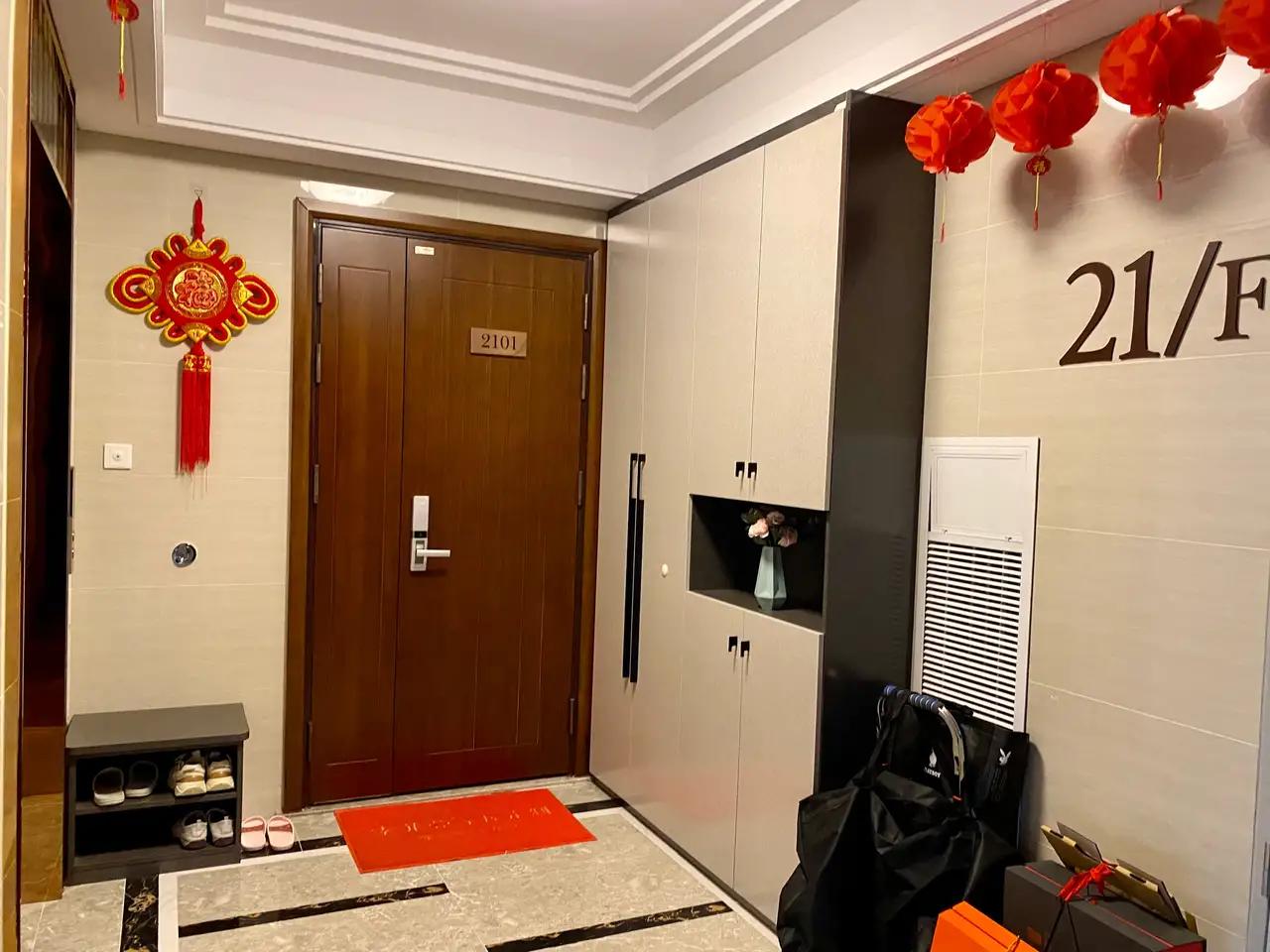 走廊放鞋柜常见,但还是第一次见这么和睦相处,你觉得这样好吗?